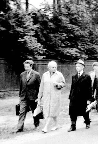 По пути на дачу Г Д Рихтера1969 г Слева направо Л С Абрамов Е Н - фото 188