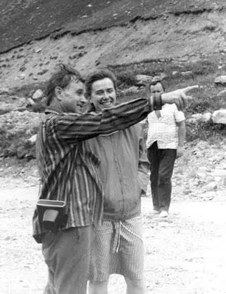 В горах Терскей Алатау 1980е годы В Г Ходаков справа с Е А Ильиной и - фото 203