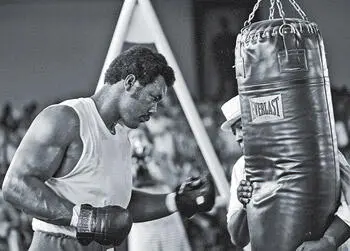 ЭВАНДЕР ХОЛИФИЛДгоды выступлений 19842011 титулы чемпион мира в тяжёлом и - фото 134
