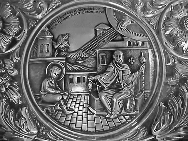 Святитель Нектарий в детстве со своей матерью Фрагмент раки с мощами святителя - фото 6