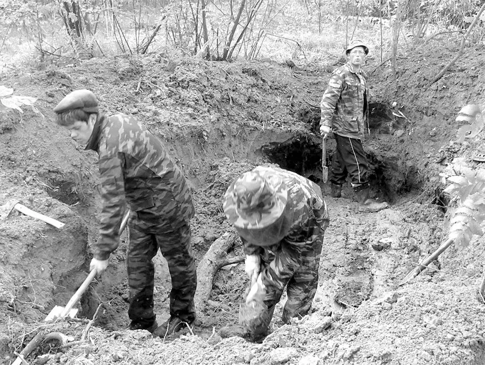 Общий вид раскопок санитарного захоронения у д Петровка Медальон найденный в - фото 2