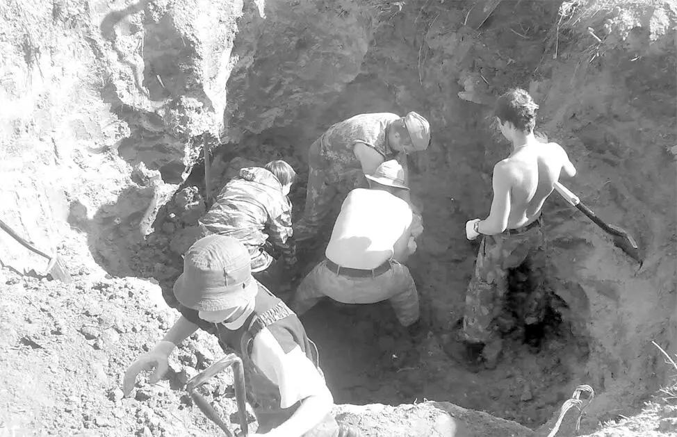 Раскопки захоронения на месте дислокации 438го медсанбата в районе с - фото 4