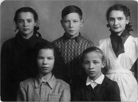 Сергей в школе и со своими одноклассницами С Таней Кореньковой Додух стоит - фото 5
