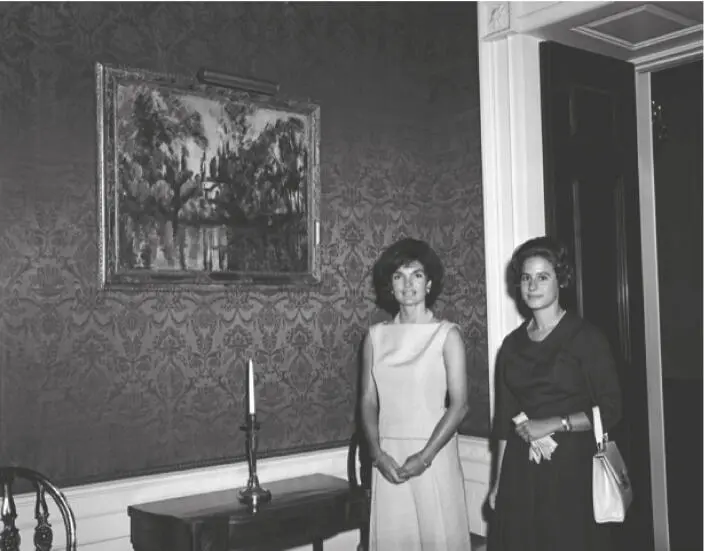 Philippa Calnan junto a Jacqueline Kennedy visitando la Casa Blanca ante Casa a - фото 4