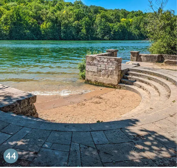 44 ANCIEN EMBARCADÈRE PARC DE LIVRY Griechische Säulen und Stufen führen zu - фото 160