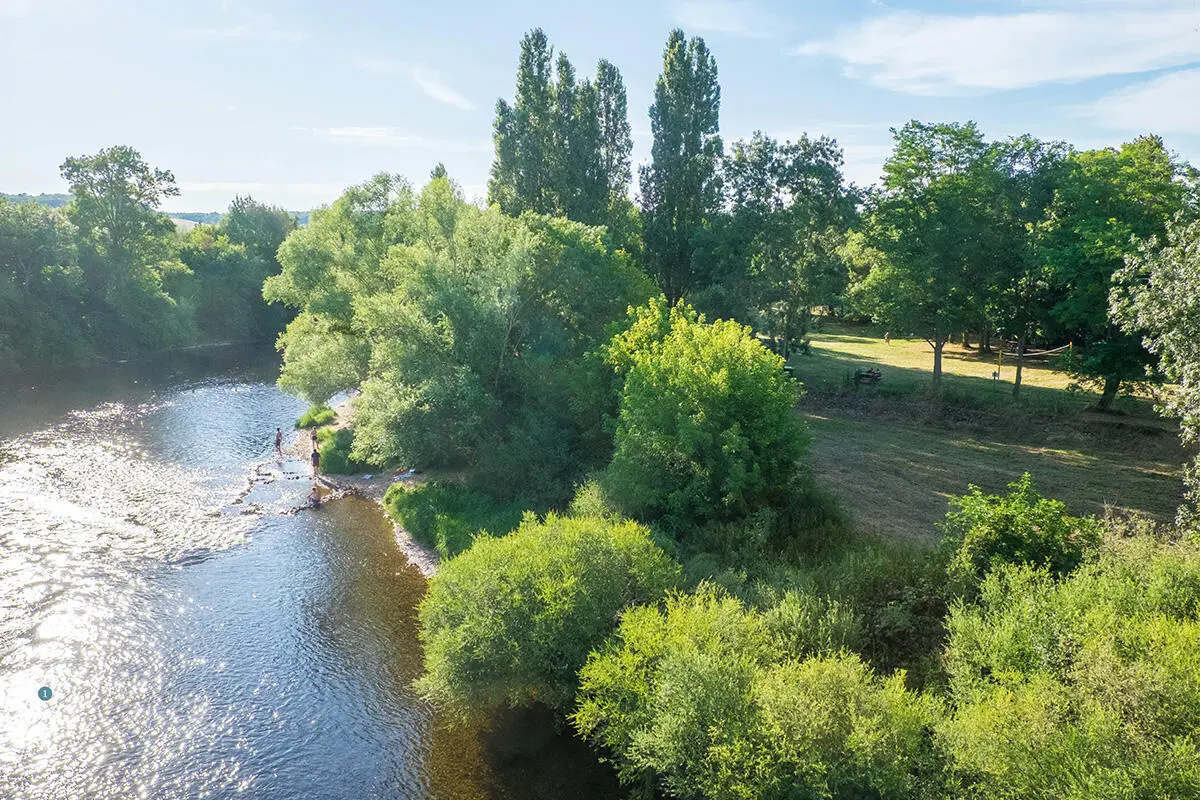 Highlights Schwimmen Sie gegen den Strom und springen Sie auf der Insel in - фото 515