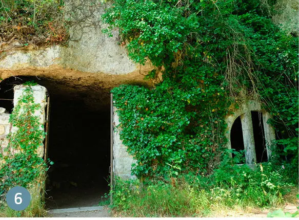 6 Chapelle StJulien Fontgombault Ein Weg durch den Wald führt zu einer - фото 539