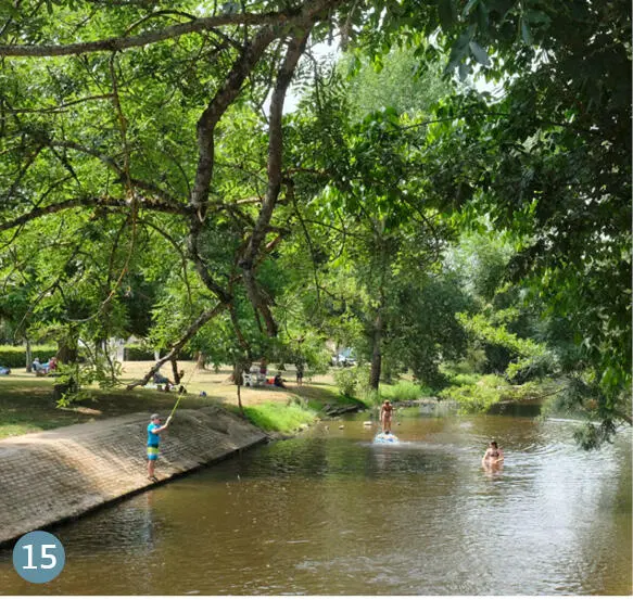 15 BessysurCure Großer Picknickplatz am Fluss Von der Schleuse kann man - фото 456