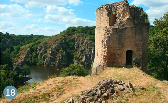 18 BURGRUINE CROZANT Spektakuläre Ruine zu drei Seiten von Wasser umgeben und - фото 583