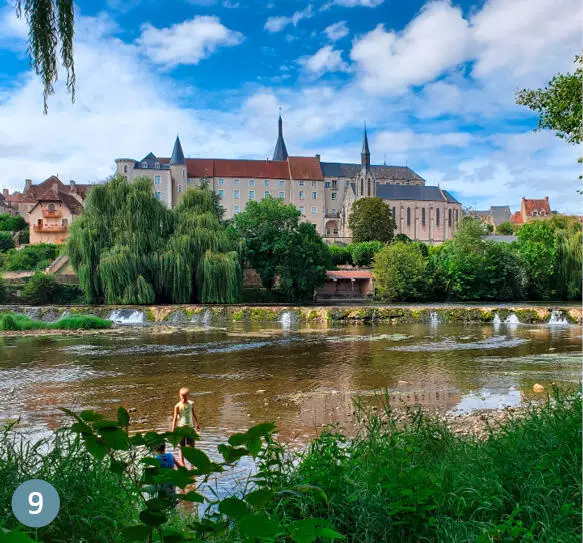 9 SaintGaultier Badestelle in der Stadt mit einem riesigen Felsbrocken am - фото 550