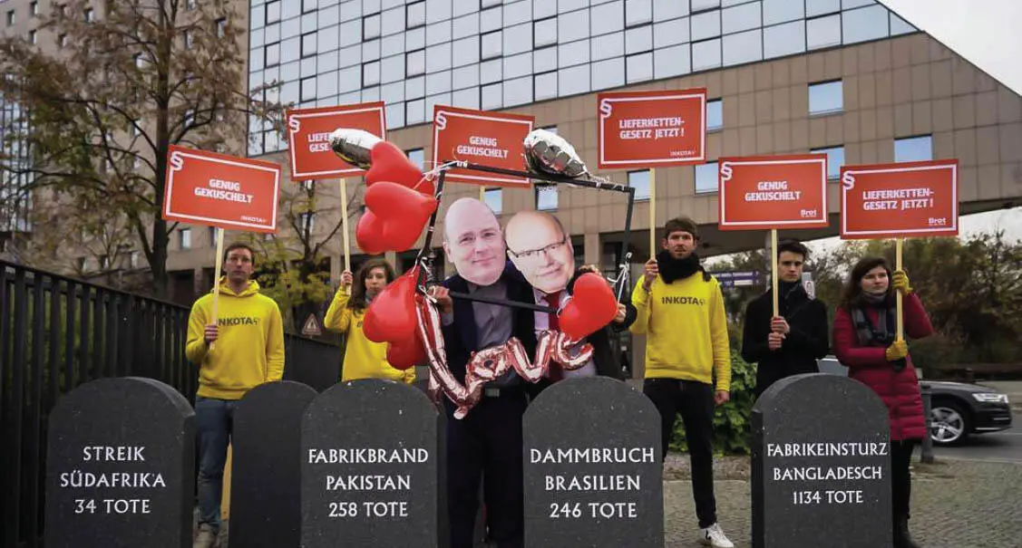 AktivistInnen der Initiative Lieferkettengesetz protestieren am Morgen vor dem - фото 4