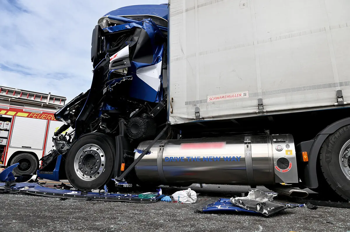 Bild 7 Bei diesem schweren Verkehrsunfall war auch ein LKW mit LNGAntrieb - фото 12