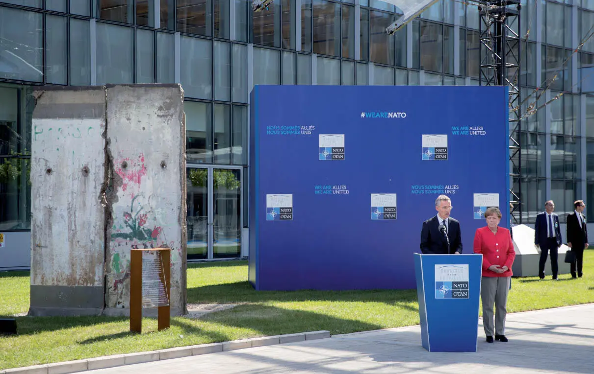 Angela Merkel and Jens Stoltenberg handing over the Wall pieces in front of - фото 16