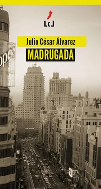 Julio César Álvarez Madrugada обложка книги