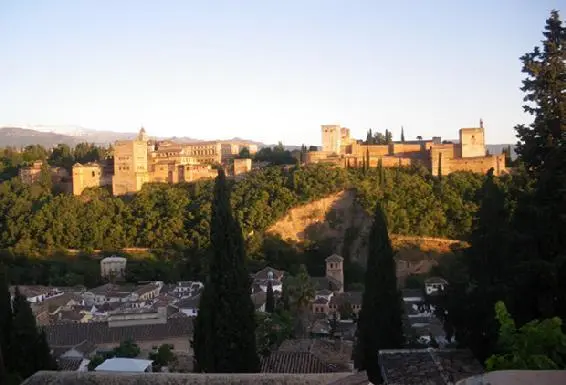 Alhambra de Granada La belleza del palacio nazarí expresa el refinamiento de - фото 20