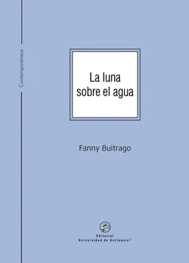 Fanny Buitrago La luna sobre el agua обложка книги
