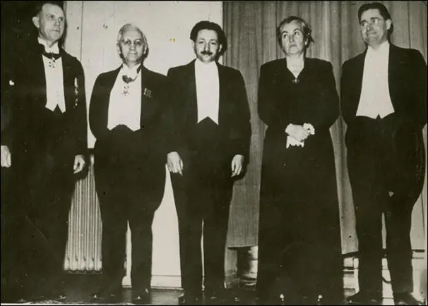 Gabriela Mistral con otros galardonados en 1945 Foto Biblioteca Nacional - фото 21