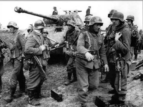 Танк PzKpfw V Пантера из состава дивизии СС Викинг и гренадеры вероятно - фото 34