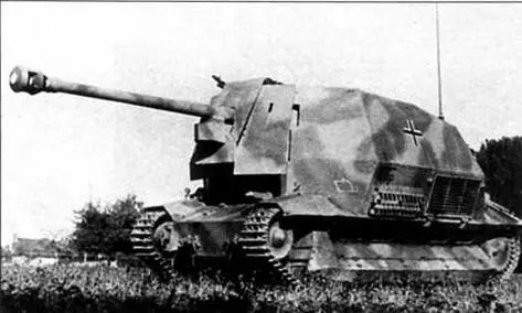 Char leger Mle 1936 FCM 105 cm leFH 16 Sf auf Geshutzwagen FCMf Боевой - фото 34