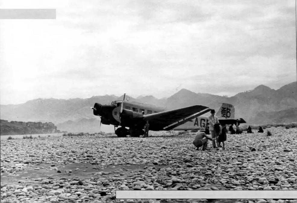 Ju52Зm авиакомпании Eurasia на одном из полевых аэродромов Китай в 30е годы - фото 66