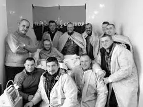 Комбаты у раненого Яроша Однако видеозапись сделанная в мае с БПЛА и - фото 19
