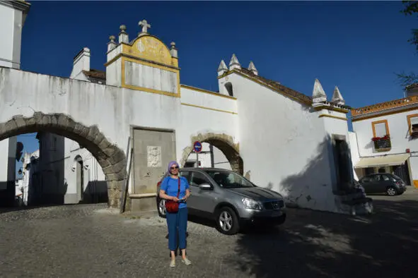 Арки акведука пл Chão das Covas Вид на акведук и улицу Cano - фото 25