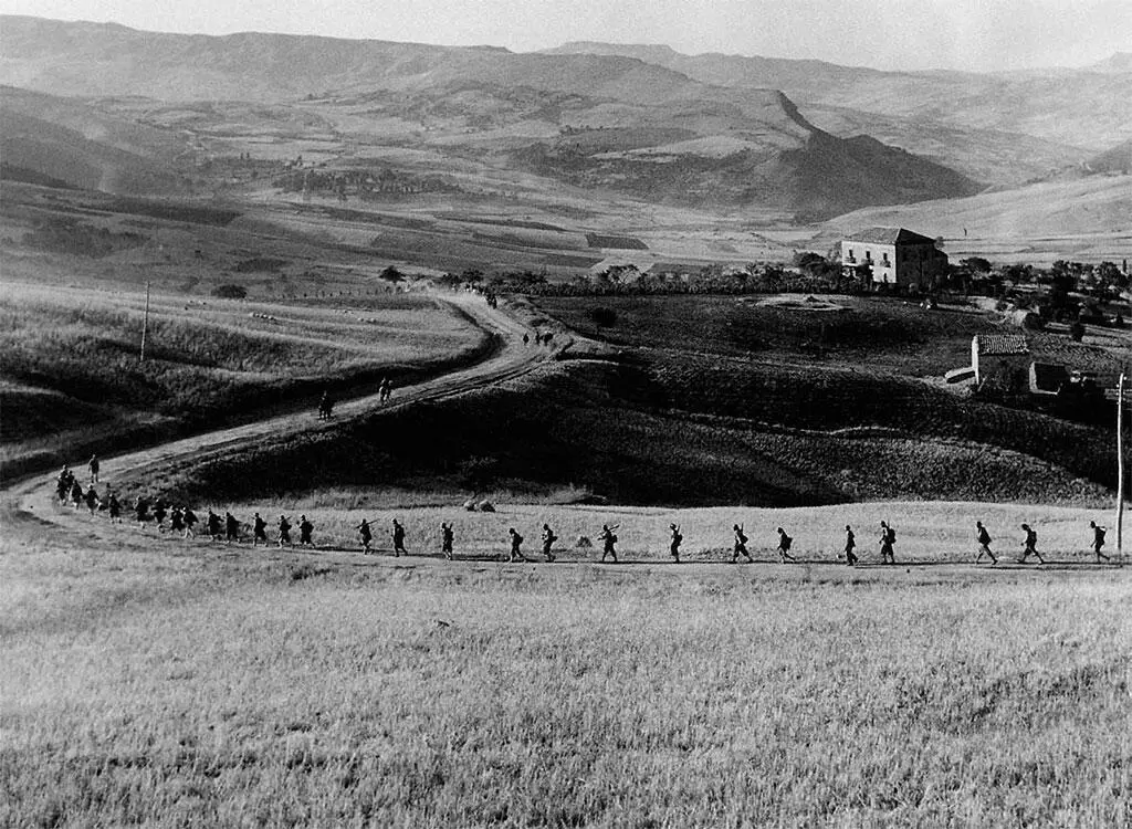 БЛИЗ ТРОИНЫ СИЦИЛИЯ 45 августа 1943 года Американские войска идут к - фото 1
