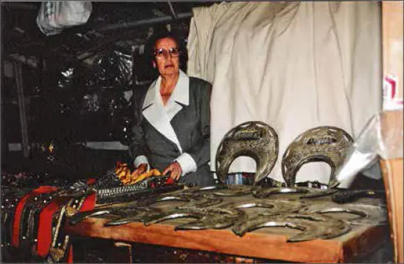 Carmen Insa amb les aureoles dels Apòstols Revista Sociedad Foto Isabel de - фото 24