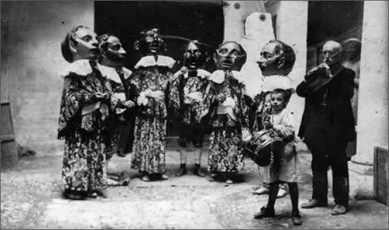 La dansa dels Cabuts assajant al pati de la Casa Insa cap a 1920 Potser el - фото 14