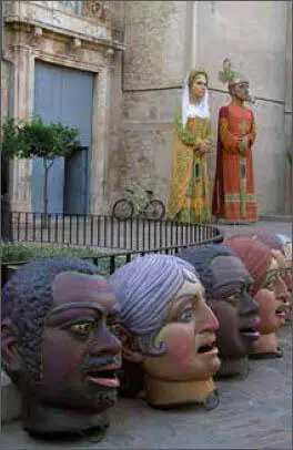 Gegants i Cabuts preparats per a començar la processó Foto Pere Hernandis - фото 37