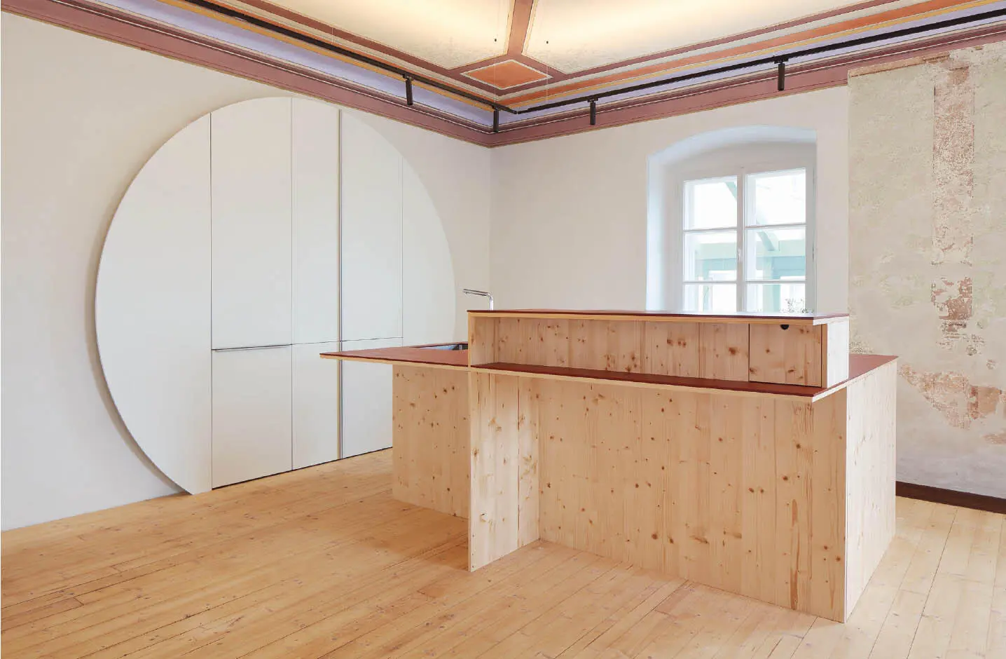 Der in die Wand eingelassene Schrank wird durch die aufgesetzte kreisrunde - фото 60
