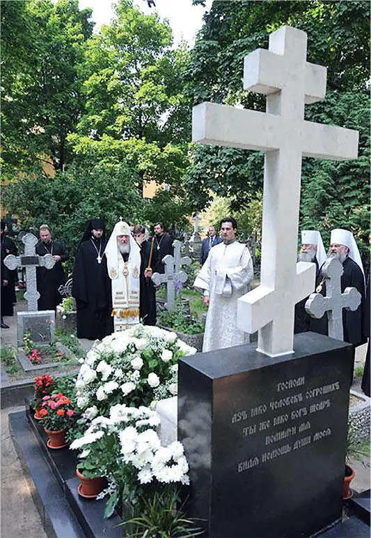 Святейший Патриарх Кирилл совершает литию на могиле митрополита Никодима - фото 65