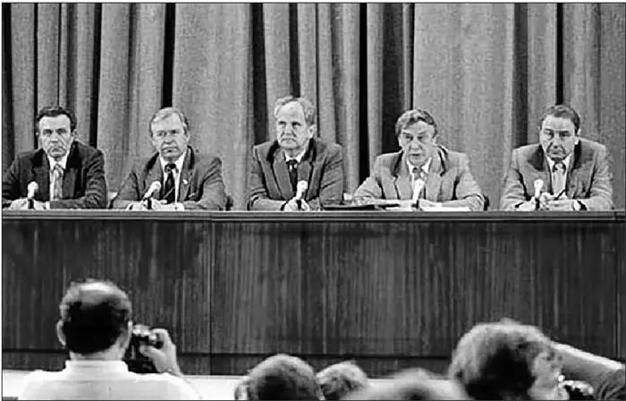 Пресконференція ДКНС у МІС СРСР 19 серпня 1991 р група змовників з числа - фото 14