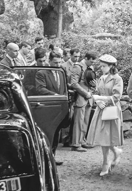 Покидаючи Сагана Лодж Кенія 6 лютого 1952 року щоб повернутися до Лондона - фото 46