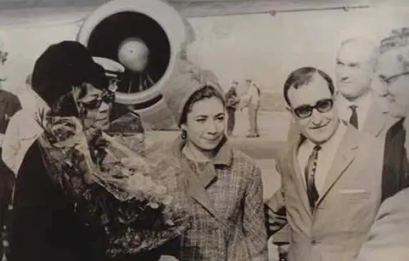 La cantant Ella Fitzgerald a laéroport del Prat amb Nuria Feliu No será així - фото 71