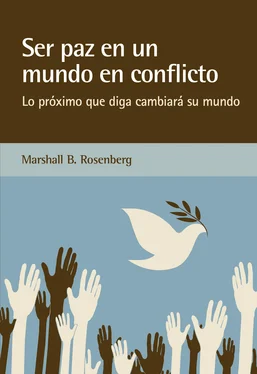 Marshall B. Rosenberg Ser paz en un mundo en conflicto обложка книги