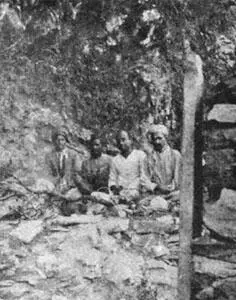 One of the caves occupied by Babaji in the Drongiri Mountains near Ranikhet in - фото 13