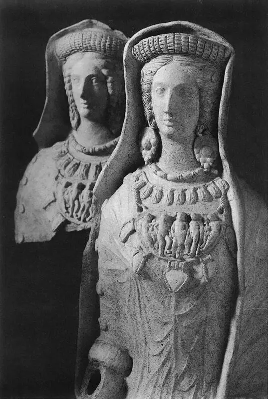 15 Estatuas de terracota de mujeres casi de tamaño natural procedentes de - фото 16