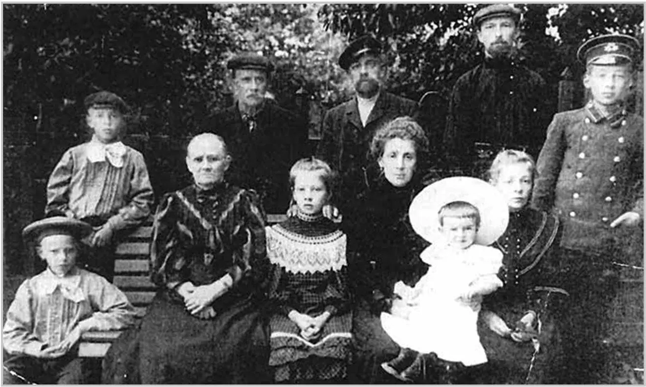 Семья Орловых в усадьбе Варварино близ Могилева 1908 г Гимназист Георгий - фото 4
