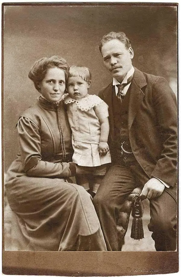 Тетя Стевенс с маленьким Карлом и мужем Теодором умершим в 1921 г в - фото 28