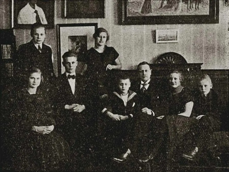Райнхольд Блумберг с детьми в гостиной на Сторгатан в 1927 г Фотография из - фото 31