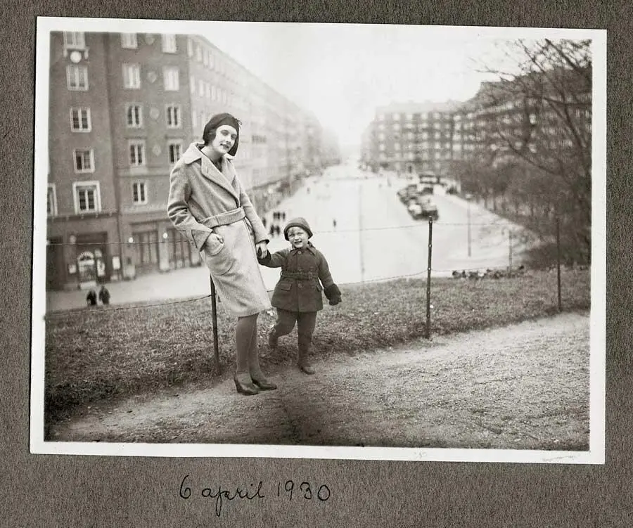 Мать и сын в Васапарке апрель 1930 г За ними квартал на площади Святого - фото 34