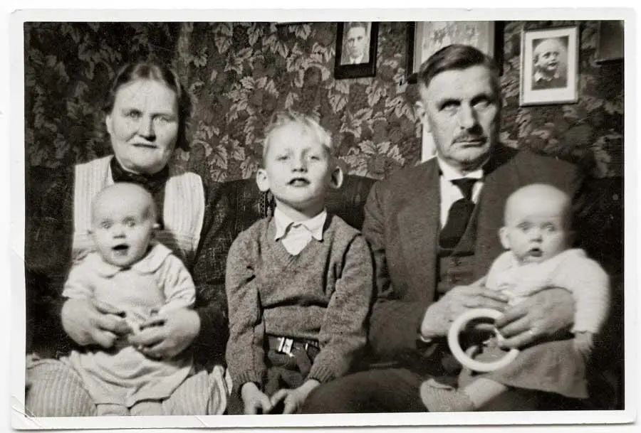 Гордые бабушка с дедушкой Рождество и Новый год 1934 г Нэс На коленях у - фото 44