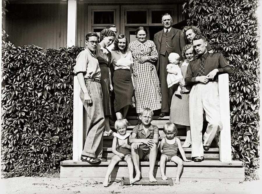 Лето 1938 г клан Эриксонов на лестнице дома в Нэсе Вокруг родителей слева - фото 50