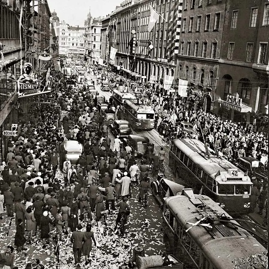 Кунгсгатан 7 мая 1945 г В этот день Астрид записывает в своем военном - фото 64