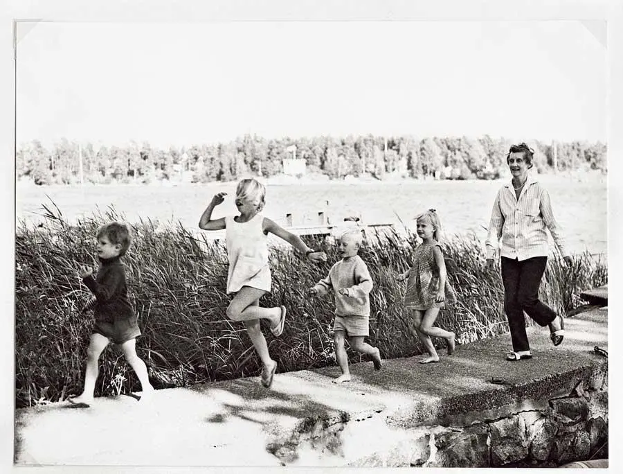 Фурусунд 1968 г Добрая бабушка бежит за внуками Дети лекарство для души - фото 93