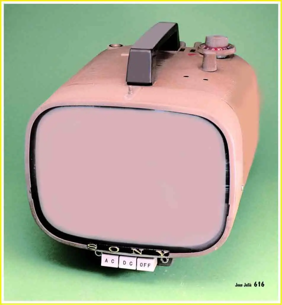 1 SONY TV8301 En 1960 SONY Corporatión presesntó el primer televisor con - фото 50