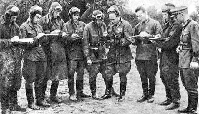 Командир полка Орляхин СИ четвертый справа уточняет полетное задание Слева - фото 33