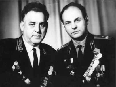 Слева ком 559 сапбата Максимцов МД справа ком роты того бна Шредер - фото 10