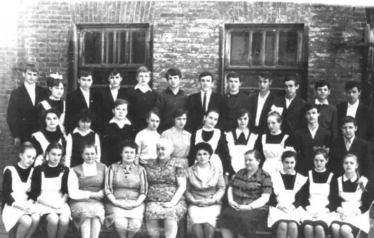 1969 год 8 Б класс Учителя сидят слеванаправо Пестун АН Литвинова ТД - фото 143